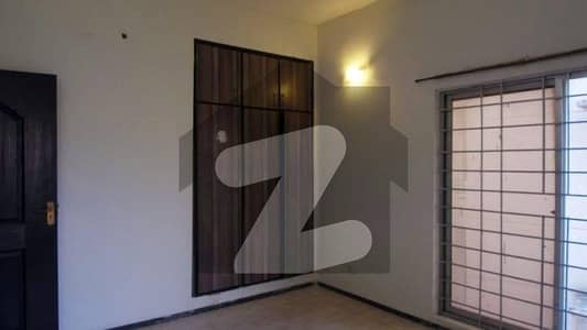 5 Marla Flat In Lahore Is Available For rent