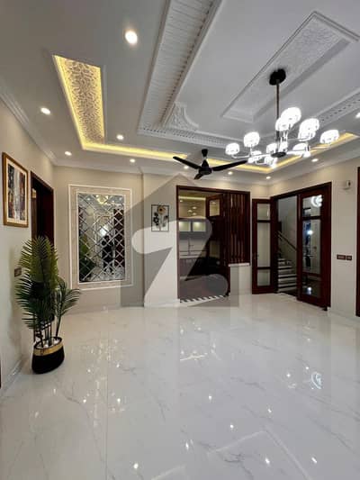 بحریہ ٹاؤن فیز 8 بحریہ ٹاؤن راولپنڈی,راولپنڈی میں 5 کمروں کا 10 مرلہ مکان 3.5 کروڑ میں برائے فروخت۔