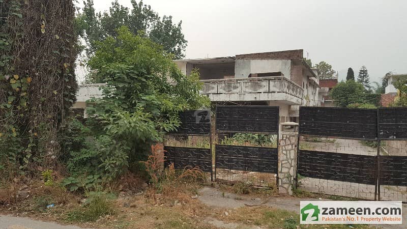 Demolish-able 888 Sq Yards House For Sale