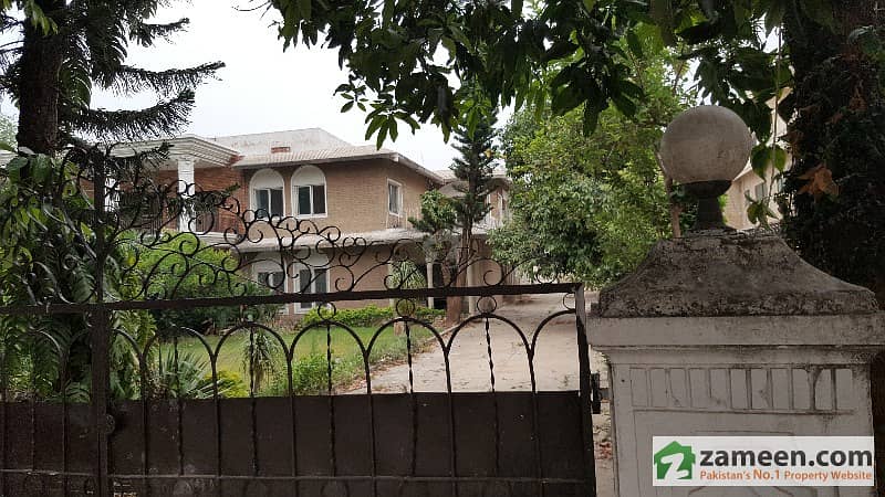 Demolish-able 1000 Sq Yards House For Sale