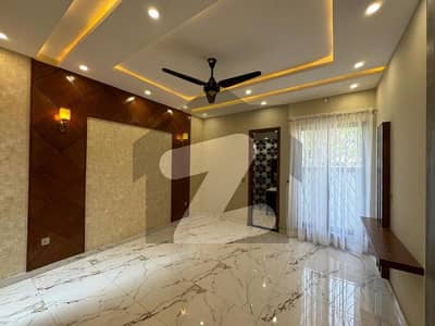 بحریہ ٹاؤن فیز 8 بحریہ ٹاؤن راولپنڈی,راولپنڈی میں 5 کمروں کا 10 مرلہ مکان 3.5 کروڑ میں برائے فروخت۔