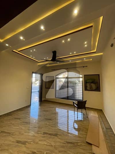 بحریہ انکلیو - سیکٹر سی 1 بحریہ انکلیو,بحریہ ٹاؤن,اسلام آباد میں 5 کمروں کا 10 مرلہ مکان 4.9 کروڑ میں برائے فروخت۔