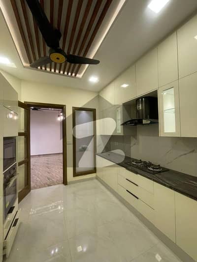 بحریہ انکلیو - سیکٹر سی 1 بحریہ انکلیو,بحریہ ٹاؤن,اسلام آباد میں 5 کمروں کا 10 مرلہ مکان 4.9 کروڑ میں برائے فروخت۔