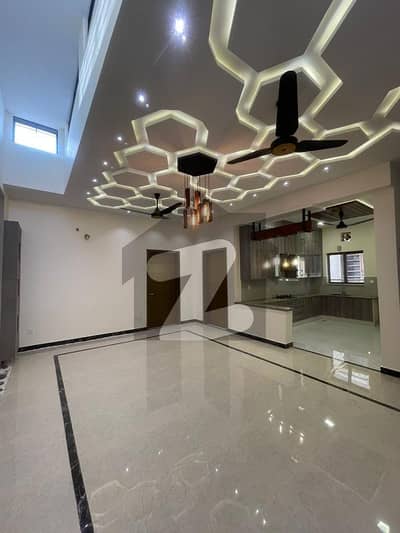 Beautiful 10 Marla House Available For Sale Just 1 Mint Drive From The Main Gate!!