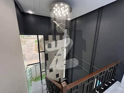 بحریہ ٹاؤن فیز 8 بحریہ ٹاؤن راولپنڈی,راولپنڈی میں 5 کمروں کا 10 مرلہ مکان 3.65 کروڑ میں برائے فروخت۔