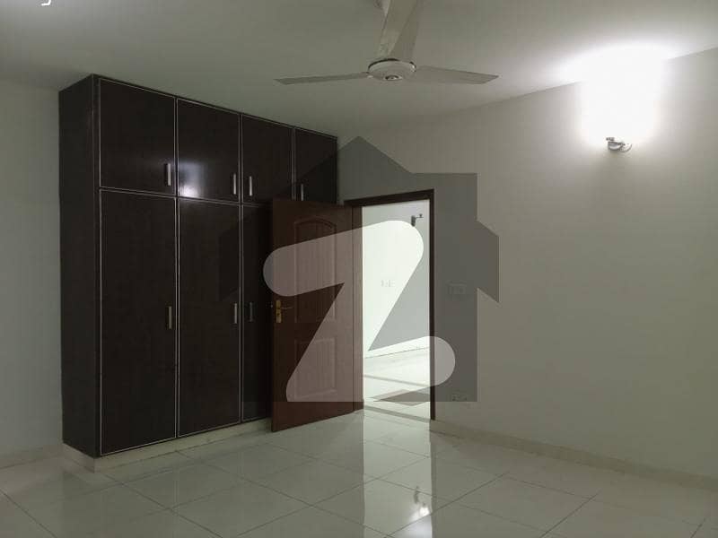 10 MARLA 3 BEDROOM APARTMENT AVAILABLE FOR RENT