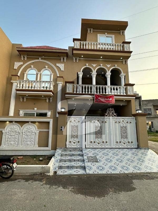 7 MARLA CORNER HOUSE BRAND NEW OUTCLASS CONDITION BACK 5 MARLA EXTRA SPACE FREE FOR LAWN