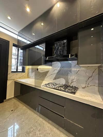 بحریہ ٹاؤن فیز 8 بحریہ ٹاؤن راولپنڈی,راولپنڈی میں 5 کمروں کا 10 مرلہ مکان 3.9 کروڑ میں برائے فروخت۔