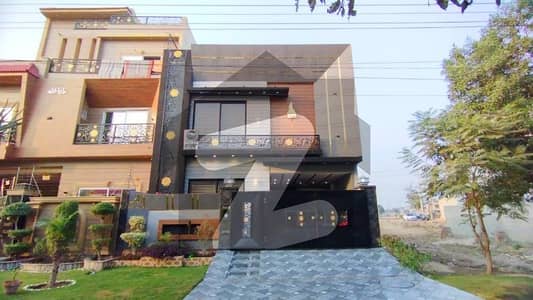 ایل ڈی اے ایوینیو لاہور میں 6 کمروں کا 10 مرلہ مکان 3.7 کروڑ میں برائے فروخت۔