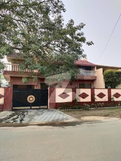 Beautiful 17-Marla Corner Bungalow Near The Park For Salein E-Block, Model Town