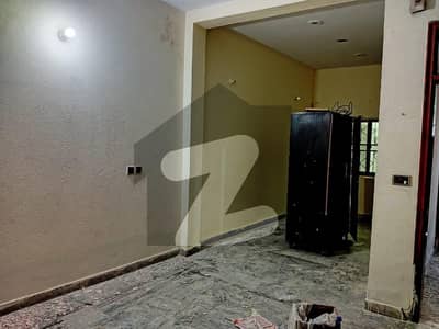 کالج روڈ لاہور میں 2 کمروں کا 5 مرلہ بالائی پورشن 27.0 ہزار میں کرایہ پر دستیاب ہے۔