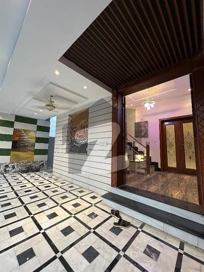 LIkE BRAND NEW 10 MARLA MODERN HOUSE FOR SALE