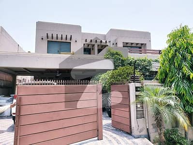 ڈی ایچ اے فیز 4 ڈیفنس (ڈی ایچ اے),لاہور میں 5 کمروں کا 1 کنال مکان 7.15 کروڑ میں برائے فروخت۔
