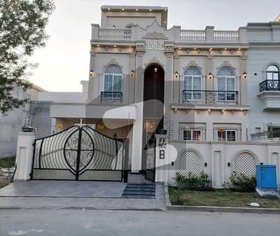 سٹی ہاؤسنگ سوسائٹی گوجرانوالہ میں 5 کمروں کا 10 مرلہ مکان 3.8 کروڑ میں برائے فروخت۔
