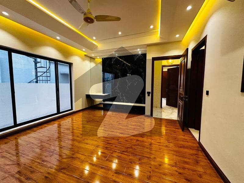 ONE KANAL LUXURY BUNGALOW AVAILABLE FOR SALE