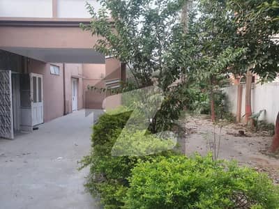 پشاور روڈ راولپنڈی میں 8 کمروں کا 1 کنال مکان 2.2 لاکھ میں کرایہ پر دستیاب ہے۔