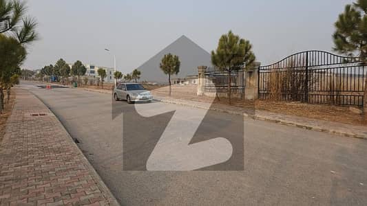 "Luxurious 4 Kanal Farmhouse Plot for Sale Prime Location, Unbeatable Opportunity!"