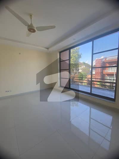 10 MARLA BEAUTIFULL NEW HOUSE AVAILBLE FOR RENT