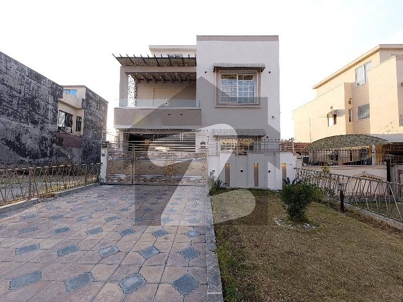A On Excellent Location House Of 8 Marla In Rs. 42000000 A On Excellent Location House Of 8 Marla In Rs. 42000000