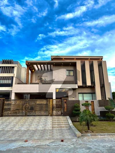 ویلینشیاء ہاؤسنگ سوسائٹی لاہور میں 5 کمروں کا 1 کنال مکان 10.5 کروڑ میں برائے فروخت۔