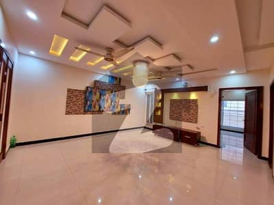 ڈی ایچ اے ڈیفینس فیز 1 ڈی ایچ اے ڈیفینس,اسلام آباد میں 6 کمروں کا 1 کنال مکان 8.2 کروڑ میں برائے فروخت۔