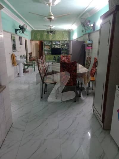 گارڈن ویسٹ کراچی میں 5 کمروں کا 8 مرلہ فلیٹ 2.2 کروڑ میں برائے فروخت۔