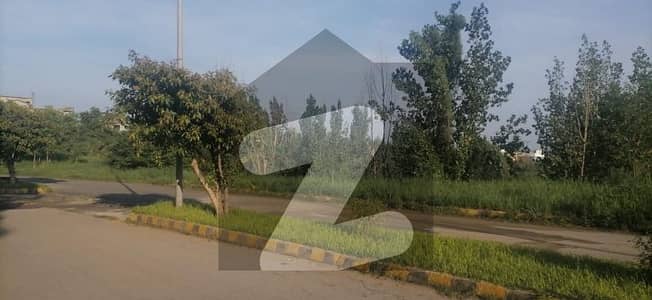 Corner Plot With Extra Land