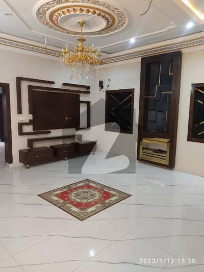 واپڈا ٹاؤن لاہور میں 5 کمروں کا 10 مرلہ مکان 4.5 کروڑ میں برائے فروخت۔