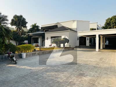 ایف ۔ 8 اسلام آباد میں 8 کمروں کا 4 کنال مکان 33.0 لاکھ میں کرایہ پر دستیاب ہے۔