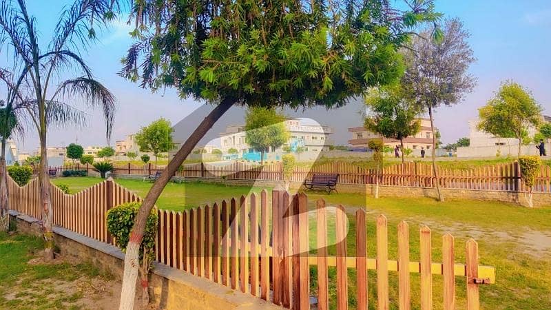 200 SQYD PARK FACING PLOT FOR SALE