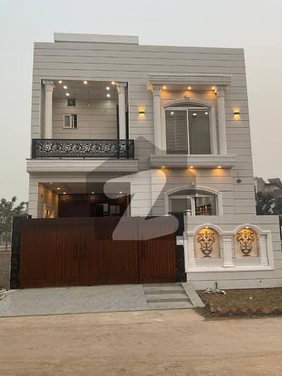 4 Bedroom Family Home With Modern Amenities And Dual Kitchens! 4 Bedroom Family Home With Modern Amenities And Dual Kitchens!