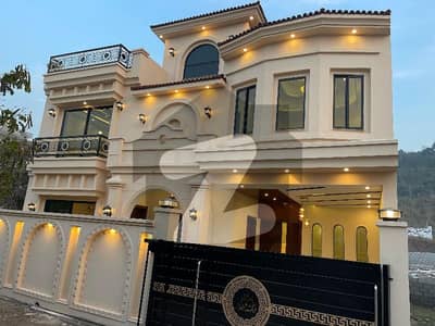 بنی گالہ اسلام آباد میں 7 کمروں کا 10 مرلہ مکان 4.5 کروڑ میں برائے فروخت۔