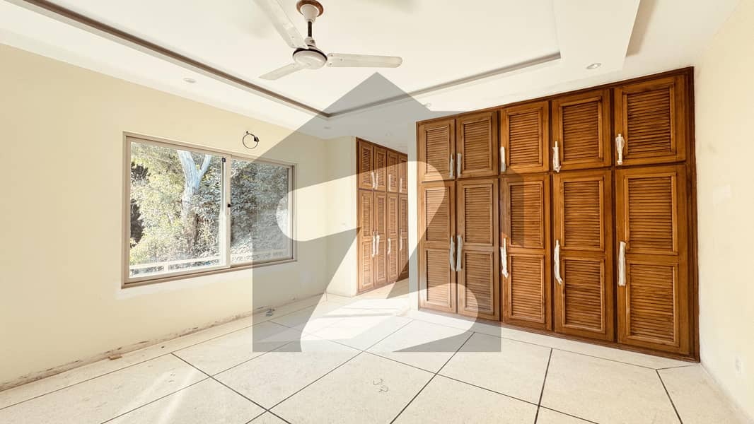 Beautiful 6 Bedrooms Triple Storey House Available For Rent