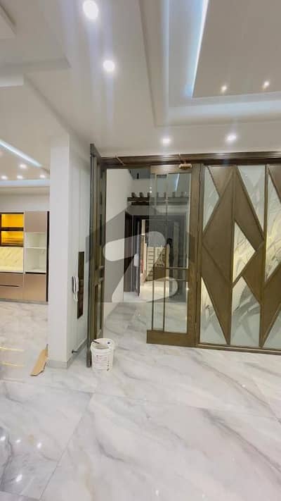 ڈیوائن انکلیو کینال روڈ,فیصل آباد میں 5 کمروں کا 7 مرلہ مکان 4.25 کروڑ میں برائے فروخت۔