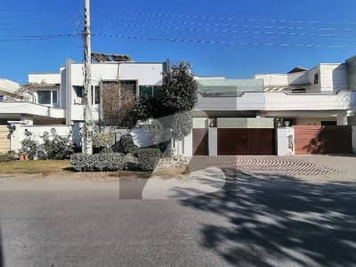 بش ایگزیکٹو ولاز ملتان میں 5 کمروں کا 10 مرلہ مکان 1.0 لاکھ میں کرایہ پر دستیاب ہے۔