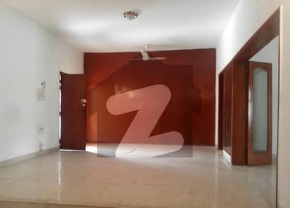 ایف ۔ 7 اسلام آباد میں 6 کمروں کا 4 کنال مکان 90.0 کروڑ میں برائے فروخت۔