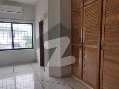 Stunning 6 Bedroom Full House For Rent! Stunning 6 Bedroom Full House For Rent!