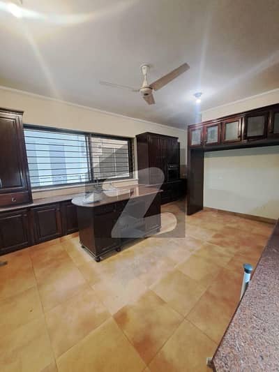 Stunning 6 Bedroom Full House For Rent!