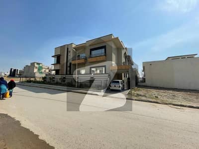 بحریہ ٹاؤن فیز 8 بحریہ ٹاؤن راولپنڈی,راولپنڈی میں 6 کمروں کا 14 مرلہ مکان 5.3 کروڑ میں برائے فروخت۔