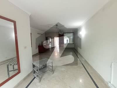 10 MARLA 25TH FLOOR FLAT FOR RENT ON REHMAN GARDENS