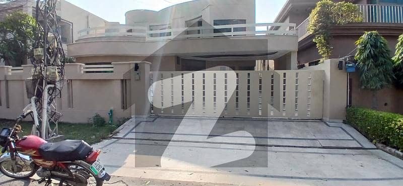 One Kanal Used Modern Design Bungalow For Sale At Prime Location Of DHA Lahore Near To Park Masjid & Commercial Market