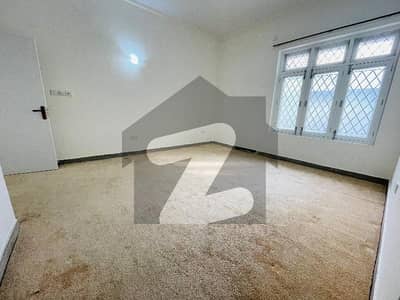 HOUSE FOR RENT BIG LAWN