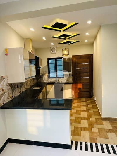 بحریہ ٹاؤن فیز 8 ۔ سفاری ویلی بحریہ ٹاؤن فیز 8,بحریہ ٹاؤن راولپنڈی,راولپنڈی میں 4 کمروں کا 5 مرلہ مکان 1.85 کروڑ میں برائے فروخت۔