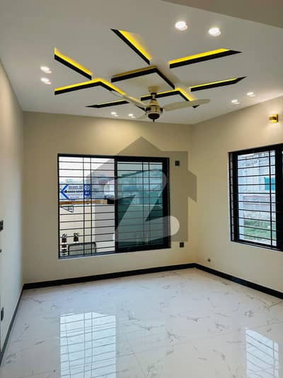 5.5 Marla Slightly Used House For Sale At Ideal Location 40 Feet Street