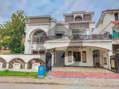 Very Beautiful 1-Kanal House For Sale