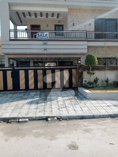 بحریہ ٹاؤن فیز 8 بحریہ ٹاؤن راولپنڈی,راولپنڈی میں 5 کمروں کا 10 مرلہ مکان 4.9 کروڑ میں برائے فروخت۔