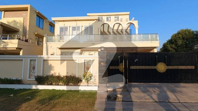 Prominently-Located Facing Park House Available In Punjab Coop Housing - Block B For Sale Prominently-Located Facing Park House Available In Punjab Coop Housing - Block B For Sale