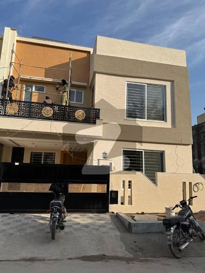 بحریہ ٹاؤن فیز 8 ۔ ابو بکر بلاک بحریہ ٹاؤن فیز 8 ۔ سفاری ویلی,بحریہ ٹاؤن فیز 8,بحریہ ٹاؤن راولپنڈی,راولپنڈی میں 5 کمروں کا 7 مرلہ مکان 3.1 کروڑ میں برائے فروخت۔
