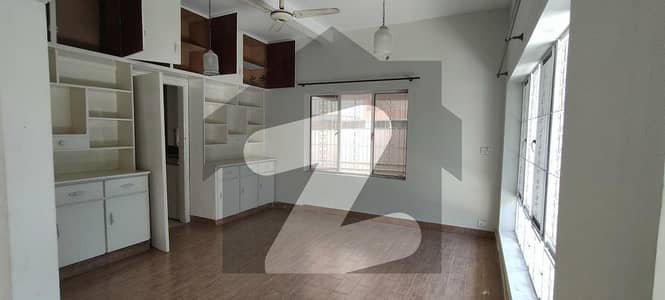 F-8 House For Rent, Size 1 Kanal, 4 Bedrooms With Attach Baths, Rent 4.5 lakhs