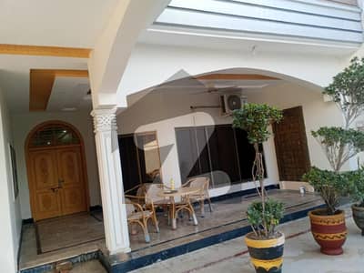 یونیورسٹی ٹاؤن پشاور میں 5 کمروں کا 15 مرلہ مکان 14.5 کروڑ میں برائے فروخت۔